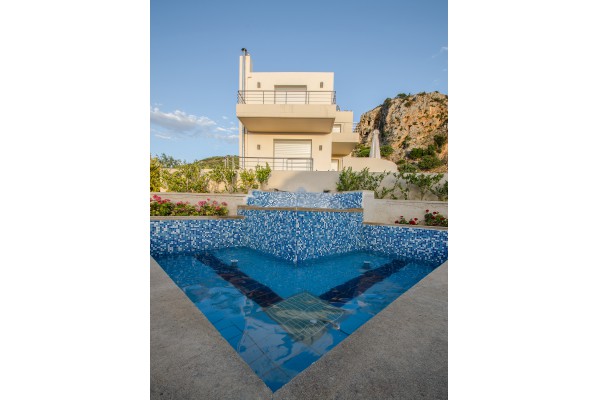 Private pool villa in Mithimna, sleeps 7, photo 3