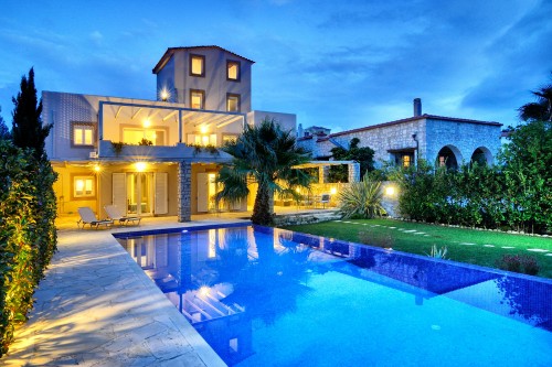 Four level cretan mansion with two independent studios