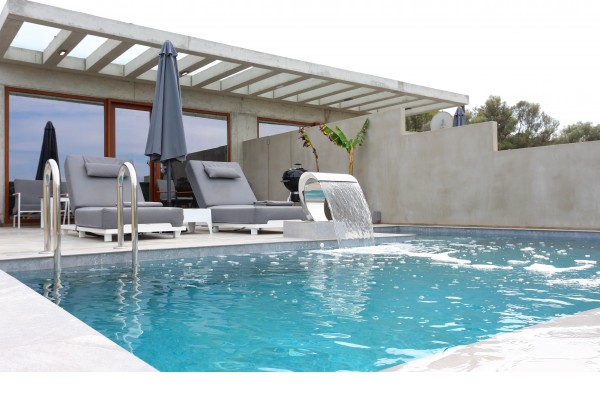 Hilltop villa in Tympaki, sleeps 2, photo 1