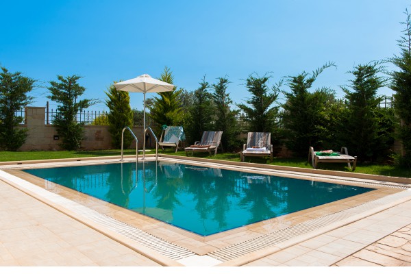 Bright villa with private pool in Adele, sleeps 6, photo 2