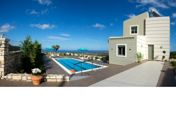 Modern holiday home with garden and sea view