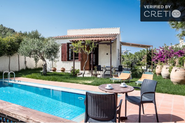 The outdoor area of the traditional cottage in Spilia