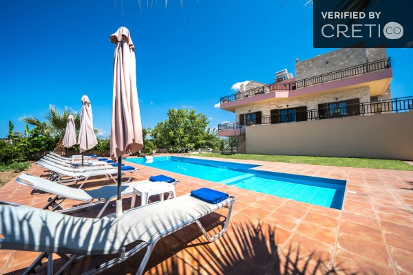 Enjoy relaxing moments in the pool in Loutra, Rethymno