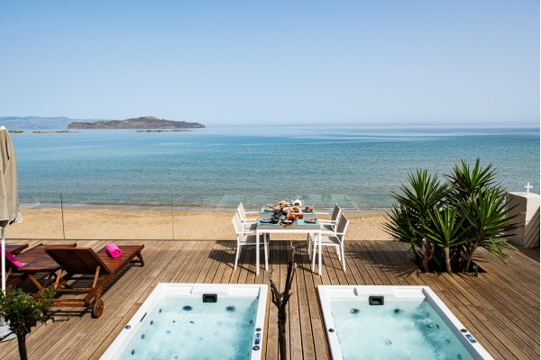 Beachfront 3-bedroom villa in Chania, photo 1