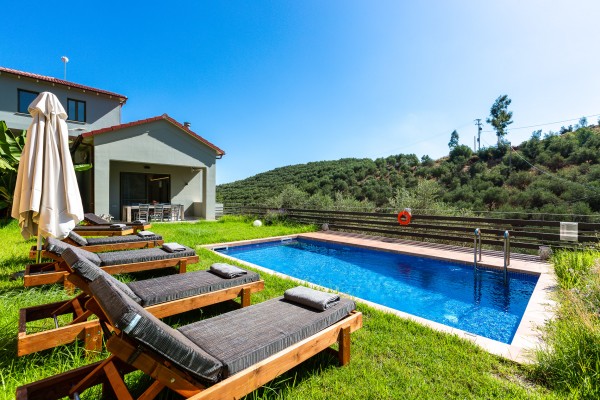 Bright secluded villa in Theriso, sleeps 4, photo 1