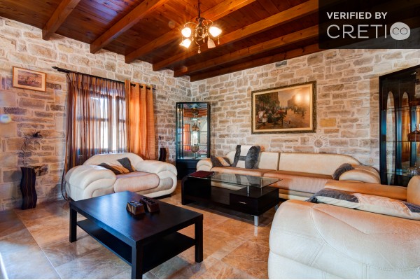 Villa with private pool in Mires, sleeps 6, photo 3