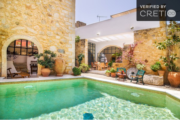 The heated pool of this mansion in Maroulas, Rethymno