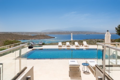 Sea front luxury villa on the edge of the hillside