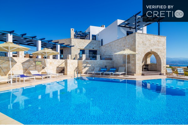 Luxurious pool with great sea view