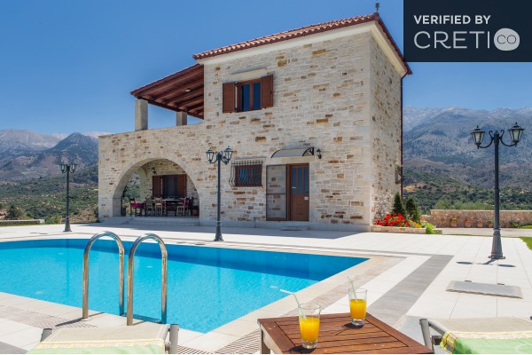 Great mountain view from the villa's private pool
