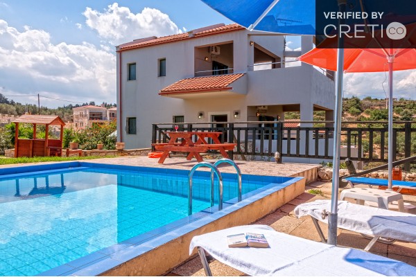 Enjoy the sun in the pool area of the villa in Almyrida