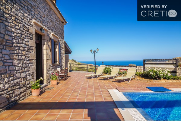 The pool of this traditional villa in Platanos, Chania