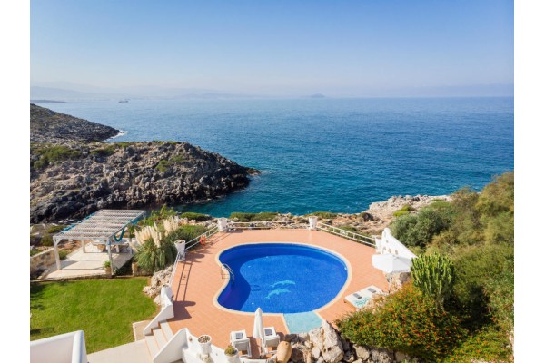 Seafront villa in Akrotiri for 14, photo 1