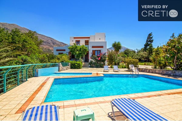 Moments of relaxation by the pool of this nice holiday villa in Plakias