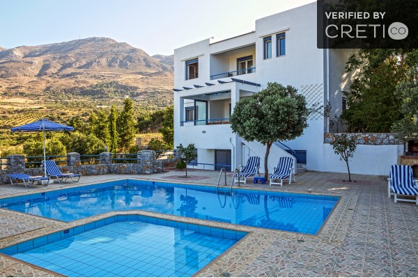 The exterior of this nice pool villa in Plakias