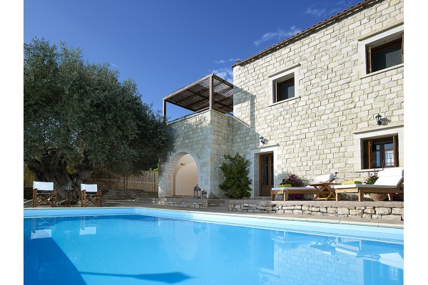 The private pool of the stone villa in Spili, Rethymno